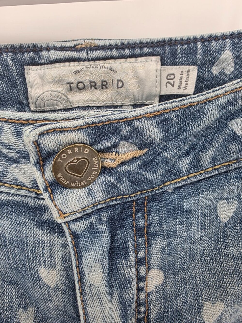 Torrid Light Wash Heart Print Distressed Denim Shorts – Size 20 - Picture 2 of 8